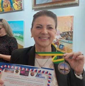 Artista plástica Zystopa RECEBENDO PREMIAÇÃO DE MELHOR TÉCNICA NO SALÃO DE ARTES DO CARROUSSEL DU LOUVRE