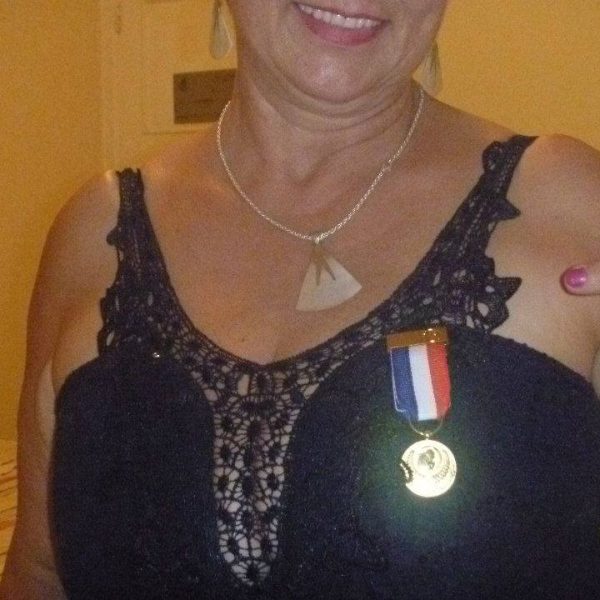 Artista Plástica Zystopa RECEBENDO PREMIAÇÃO DE MELHOR TÉCNICA NO SALÃO DE ARTES DO CARROUSSEL DU LOUVRE Artista Plástica Zystopa RECEBENDO PREMIAÇÃO DE MELHOR TÉCNICA NO SALÃO DE ARTES DO CARROUSSEL DU LOUVRE