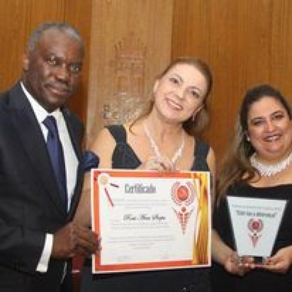 Artista Zystopa RECEBENDO PREMIAÇÃO DE MELHORES ARTISTAS 2013 , PELAS MÃOS DO EMBAIXADOIR DO CONGO Artista Zystopa RECEBENDO PREMIAÇÃO DE MELHORES ARTISTAS 2013 , PELAS MÃOS DO EMBAIXADOIR DO CONGO